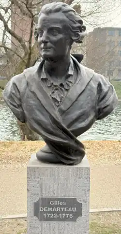 Photographie d'un buste placé sur un piédestal.