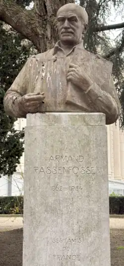 Photographie d'un buste placé sur un piédestal.