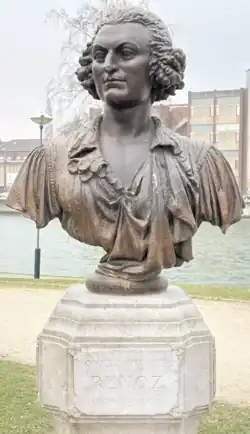 Photographie d'un buste placé sur un piédestal.