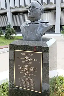 Buste commémoratif du Père Georges-Henri Lévesque, sculpture de Léonard Simard