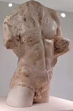 Photo du buste en marbre et sans tête et bras.