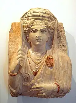 Portrait funéraire de "Bat'â fille de Moqîm". Palmyre gréco-romaine. Calcaire peint, H. 43&nbsp;cm. IIe&nbsp;siècle EC.Musée de Grenoble