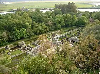 L'Agora antique et le canal de Vivari, entre la mer et la lagune.