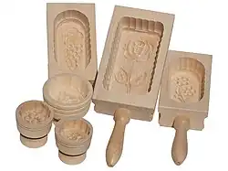 Ces anciens moules à beurre en bois sont des moules en dépouille.