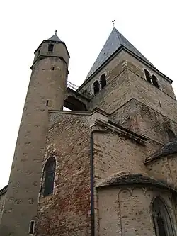 L'église et ses tours.