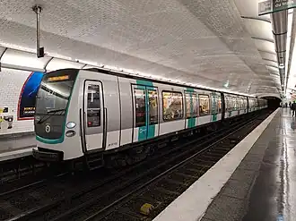 Arrêt d'une rame MF 01 en direction de Mairie de Montreuil.