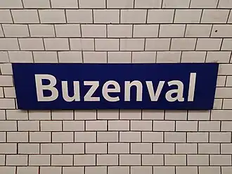 Plaque émaillée indiquant le nom de la station.