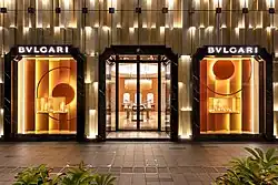 Matteo Thun a conçu plusieurs boutiques pour la marque de luxe italienne Bulgari, notamment à Tokyo et à New York. Les designs intérieurs de ces boutiques mettent en valeur l'élégance et le luxe de la marque, tout en créant une atmosphère accueillante et raffinée. Les matériaux, comme le marbre et les métaux polis, sont utilisés pour évoquer le prestige de Bulgari, mais l'accent est également mis sur les lignes épurées et les volumes géométriques pour créer un espace contemporain.