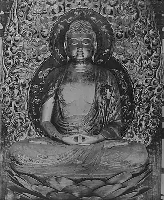 Amida Nyorai assis. Sculpté par Jōchō, 1053. Bois doré, H. 300&nbsp;cm. Hōōdō du Byōdō-in, Uji (Kyoto).