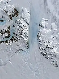 Vue satellite d'un glacier strié dans le sens de son épanchement et séparant deux massifs.