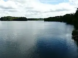 Le lac de Saint-Étienne-Cantalès, côté Saint-Gérons.
