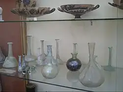 Vases attiques, à figures noires et objets de verre romains. Vitrine no&nbsp; 8.