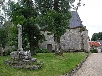 Le calvaire situé au nord de la chapelle.