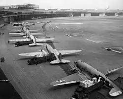 C-47 Skytrains en cours de déchargement à l'aéroport de Tempelhof durant le blocus de Berlin.
