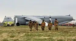 C-5 stationné, le nez est complètement détaché du fuselage.