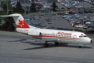 C-FONF, le Fokker F28 d'Air Ontario impliqué, ici à l'aéroport international Pearson de Toronto peu avant l'accident.