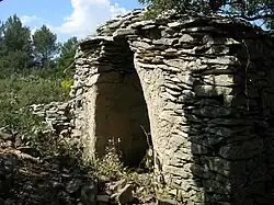 Tine isolée, au linteau tombé.