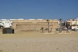 En bord de plage, le château d'Escobetas