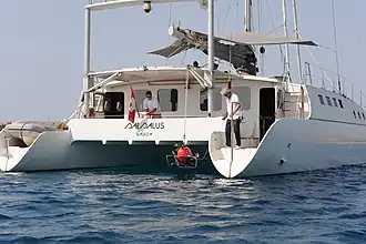 Le pavillon maritime sur un catamaran en mer en 2012