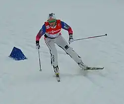 Slieuse de face, en train de négocier un virage.