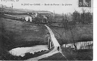 Saint Just-sur-Loire, pont ancien sur le Furens à La Quérillère (arrivant en bas à gauche longeant le Furens, la voie ferrée franchissait le pont puis, au-devant des maisons au loin, obliquait à droite vers Andrézieux).