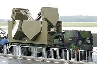 Un radar australien CEA Technologies&nbsp;(en) Ground Based Multi-Mission Radar (GBMMR) présenté au salon aéronautique international de Berlin en 2016