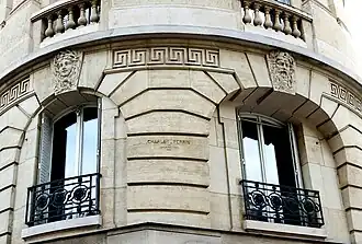 Détail de l'immeuble précédent avec les noms des architectes.