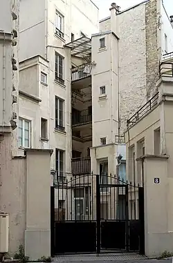 N°8 : vieux immeubles avec cour.