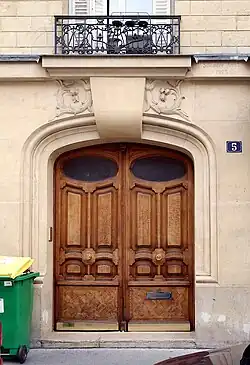 N°5 : immeuble de 1903 par l'architecte P. Schroeder.