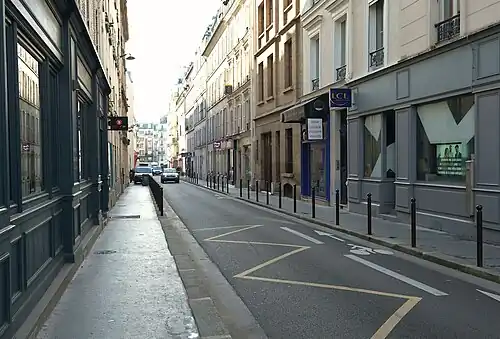 La rue à proximité de la rue des Batignolles.