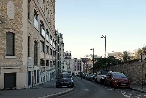 La rue Ganneron longeant le cimetière de Montmartre.