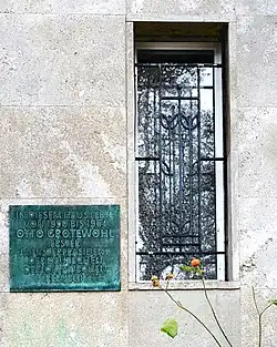 N°46/48 : plaque rappelant la présence d'Otto Grotewohl.