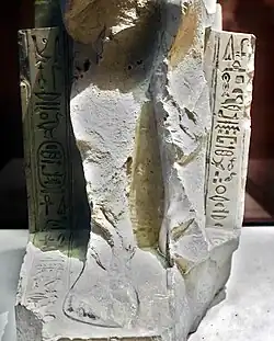 Inscriptions frontales.