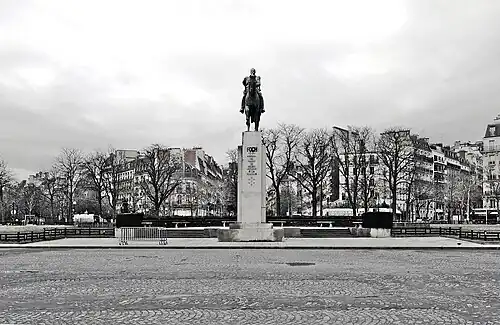 La place et la statue en 2025.