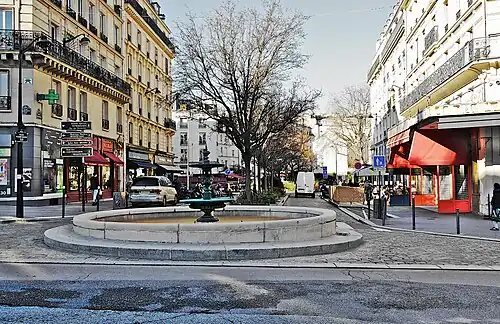 La rue de Bazeilles et sa fontaine vues depuis l'avenue des Gobelins (2025).