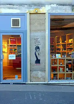 Boutique décorée avec un pochoir de Miss.Tic.