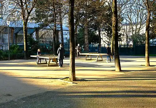 Square Saint-Eloi et tables de ping-pong.