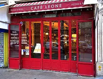 Un café peu avant son ouverture matinale.