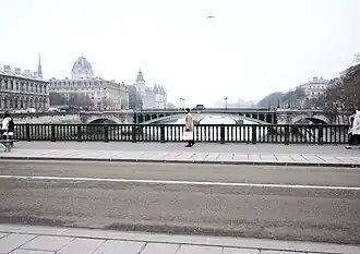 Sur le pont d'Arcole un matin d'hiver.
