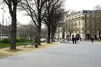 Rond-Point des Champs-Elysées, côté avenue Matignon.