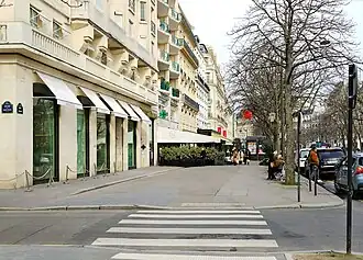 L'avenue Matignon près du rond-point des Champs-Élysées.