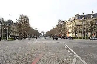 L'avenue des Champs-Elysées traverse ce rond-point.