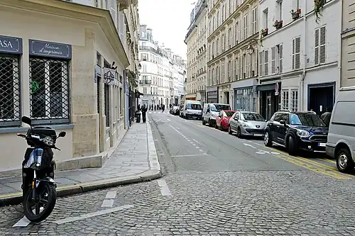 Le virage à 90°, avec vue sur la partie sud de la rue.