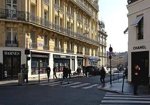 La rue vue de la chaussée de la Muette (hiver 2025).