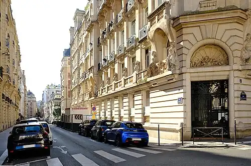 La rue vue depuis l'avenue Mozart.