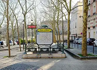 Entrée de métro située sur la place.