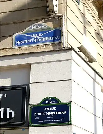 Ancienne plaque et plaque actuelle.