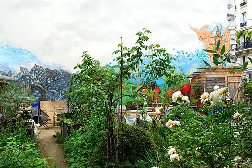 Le jardin vu de la rue Charles-Delescluze.