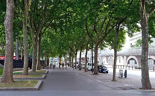 A proximité de Bercy Arena et du pont de Bercy.