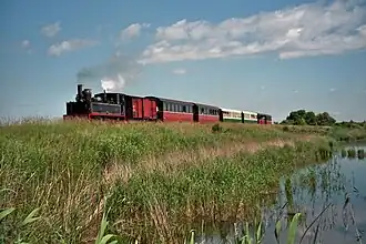 Locomotive 130T Cail 2 et train de voyageurs, digue de Noyelles- Saint-Valery, mollières (2009).
